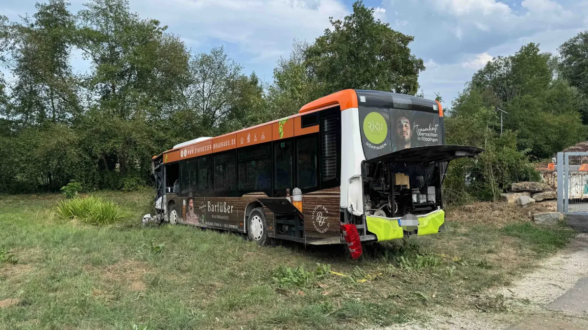Schlierbach: toedlicher Verkehrsunfall,Transporter kontra Bus – ein toter– 14 Verletzte: Am Freitagnachmittag ereignete sich auf der B 297 am Ortseingang Schlierbach, ein schwerer Verkehrsunfall zwischen einem Kleintransporter und einem Linienbus. Nach ersten Erkenntnissen der Polizei befand sich der Kleintransporter auf der B 297 von Schlierbach kommend Richtung Kirchheim unter Teck, als er aus noch bislang ungeklaerte Ursache auf die Gegenfahrbahn geriet und dort frontal mit einem Bus zusammen stiess. <br />
Der Fahrer des Transporters wurde in seinem Transporter Schwerst eingeklemmt und musste durch die Feuerwehr unter schwerem technischen Geraet gerettet werden. Reanimation Versuche durch den Rettungsdienst vor Ort blieben erfolglos, die Person verstarb noch an der Unfallstelle. Der Busfahrer sowie zwoelf Fahrgaeste im Bus wurden bei dem Unfall ebenfalls verletzt. Sechs Fahrgaeste wurden schwer verletzt und sieben Fahrgaeste, leicht. Die Feuerwehren aus Schlierbach, Albertshausen und Uhingen waren mit einer Vielzahl an Einsatzkraeften vor Ort von Seiten des Rettungsdienst wurde ein Grosseinsatz ausgeloest. Es waren mehrere Notaerzte Rettungswagen sowie eine leitende Notaerztin des Landkreises Goeppingen Einsatz zu genauen Unfallursache hat die Verkehrspolizei Direktion Ulm die Ermittlungen aufgenommen, die B 297 bleibt die naechsten Stunden noch voll gesperrt.