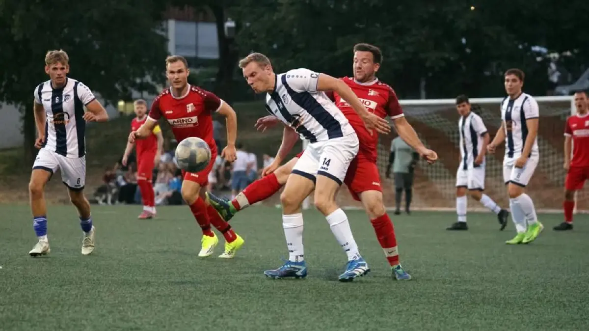 Nachbarn, Konkurrenten, Partner: Der TV Kemnat mit Philipp Sachs (vorne) und der TB Ruit mit Lukas Würschen (dahinter) treffen beim EZ-Pokal aufeinander.