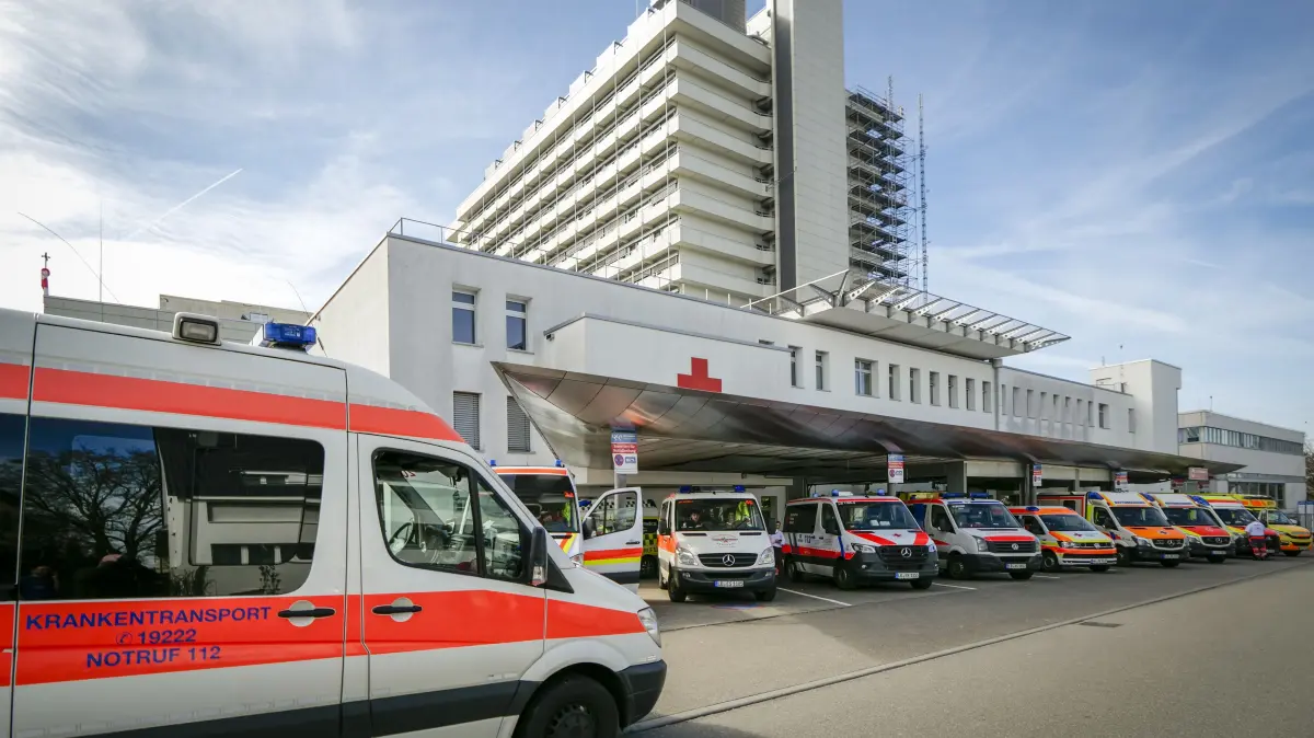 Ludwigsburg - das Krankenhaus von aussen mit mehrere Krankenwagen vor der Notaufnahme