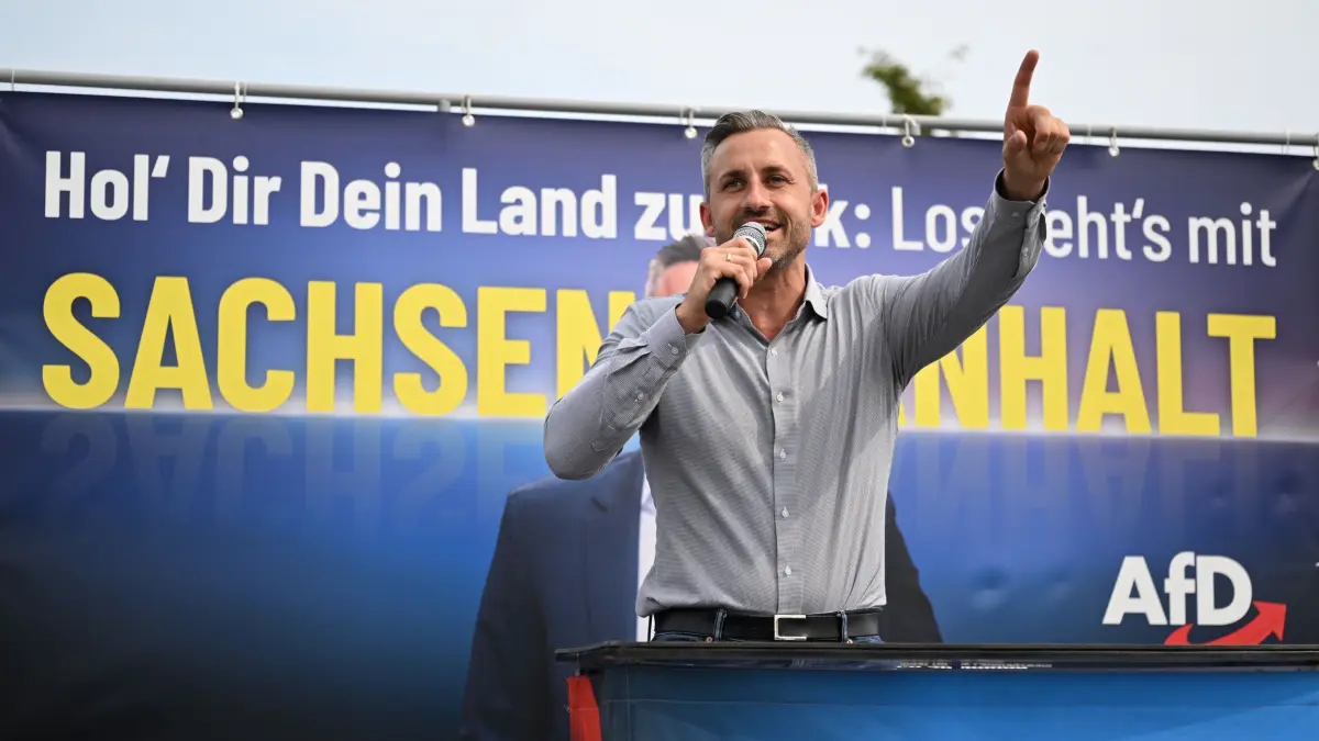 AfD-Spitzenkandidat Siegmund im Wahlkampf: 31.07.2026, Sachsen-Anhalt, Bitterfeld-Wolfen: Ulrich Siegmund, Spitzenkandidat der AfD in Sachsen-Anhalt, spricht auf einer Kundgebung seiner Partei. In Sachsen-Anhalt wird am 6. 9.2026 ein neuer Landtag gewählt. Foto: Hendrik Schmidt/dpa +++ dpa-Bildfunk +++