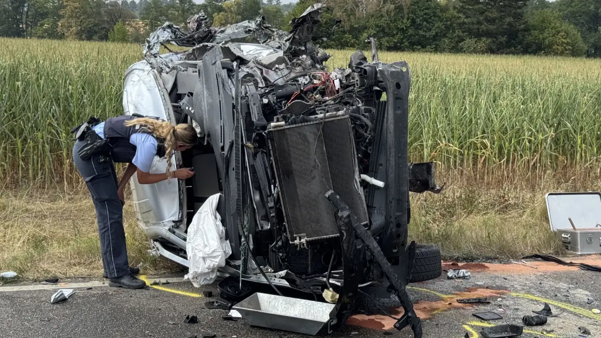 Am Freitagnachmittag ereignete sich auf der B 297 am Ortseingang Schlierbach, ein schwerer Verkehrsunfall zwischen einem Kleintransporter und einem Linienbus. Nach ersten Erkenntnissen der Polizei befand sich der Kleintransporter auf der B 297 von Schlierbach kommend Richtung Kirchheim unter Teck, als er aus noch bislang ungeklaerte Ursache auf die Gegenfahrbahn geriet und dort frontal mit einem Bus zusammen stiess. <br />
Der Fahrer des Transporters wurde in seinem Transporter Schwerst eingeklemmt und musste durch die Feuerwehr unter schwerem technischen Geraet gerettet werden. Reanimation Versuche durch den Rettungsdienst vor Ort blieben erfolglos, die Person verstarb noch an der Unfallstelle. Der Busfahrer sowie zwoelf Fahrgaeste im Bus wurden bei dem Unfall ebenfalls verletzt. Sechs Fahrgaeste wurden schwer verletzt und sieben Fahrgaeste, leicht. Die Feuerwehren aus Schlierbach, Albertshausen und Uhingen waren mit einer Vielzahl an Einsatzkraeften vor Ort von Seiten des Rettungsdienst wurde ein Grosseinsatz ausgeloest. Es waren mehrere Notaerzte Rettungswagen sowie eine leitende Notaerztin des Landkreises Goeppingen Einsatz zu genauen Unfallursache hat die Verkehrspolizei Direktion Ulm die Ermittlungen aufgenommen, die B 297 bleibt die naechsten Stunden noch voll gesperrt.
