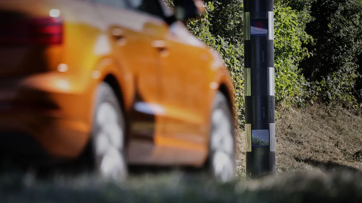 KEINEN AUSSCHNITT MACHEN Blitzer an der B 14: KEINEN AUSSCHNITT MACHEN
Oppenweiler, DEU, 30.07.2026
Blitzer an der B 14
No model release. Kein Einverständnis für Werbung, keine Weitergabe an Dritte.
Abgebildete Personen haben der Veröffentlichung in der STZN zugestimmt.
