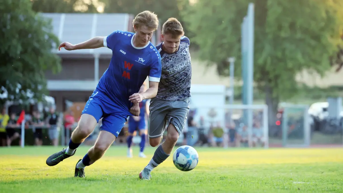 Fussball EZ-Pokal 2026 in Ruit
v.l. Nr.2 Colin Barber (Denkendorf II), Nr.33 Domenic Spohn (TSV Berkheim)
29.07.2026 Foto: Pressefoto Rudel/Robin Rudel