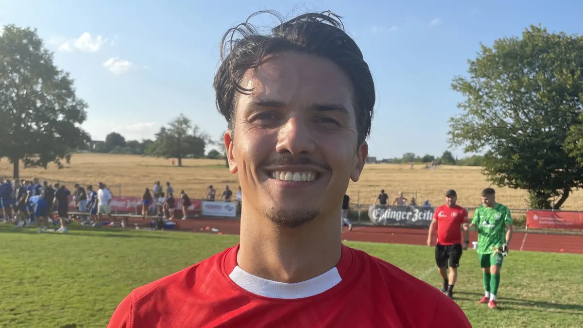 Eren Celiktas (TSV Deizisau) räumt ab, bevor es gefährlich wird – und trifft auch vorne.