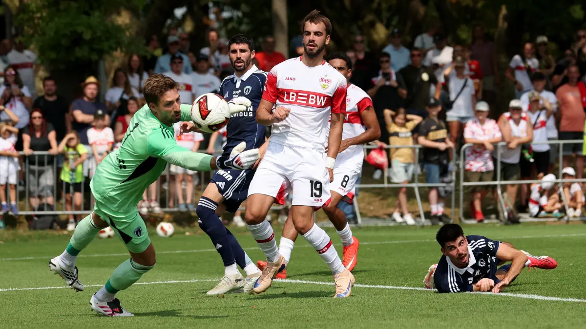 BAU // 2026.08.01, Deutschland, Stuttgart, Fußball VfB Stuttgart vs. Paris FC, v.l. Kvin Trapp (Paris), Pierre Less-Melou (Paris), Jovan Milosevic (VfB), Thibault De Smet (Paris)
