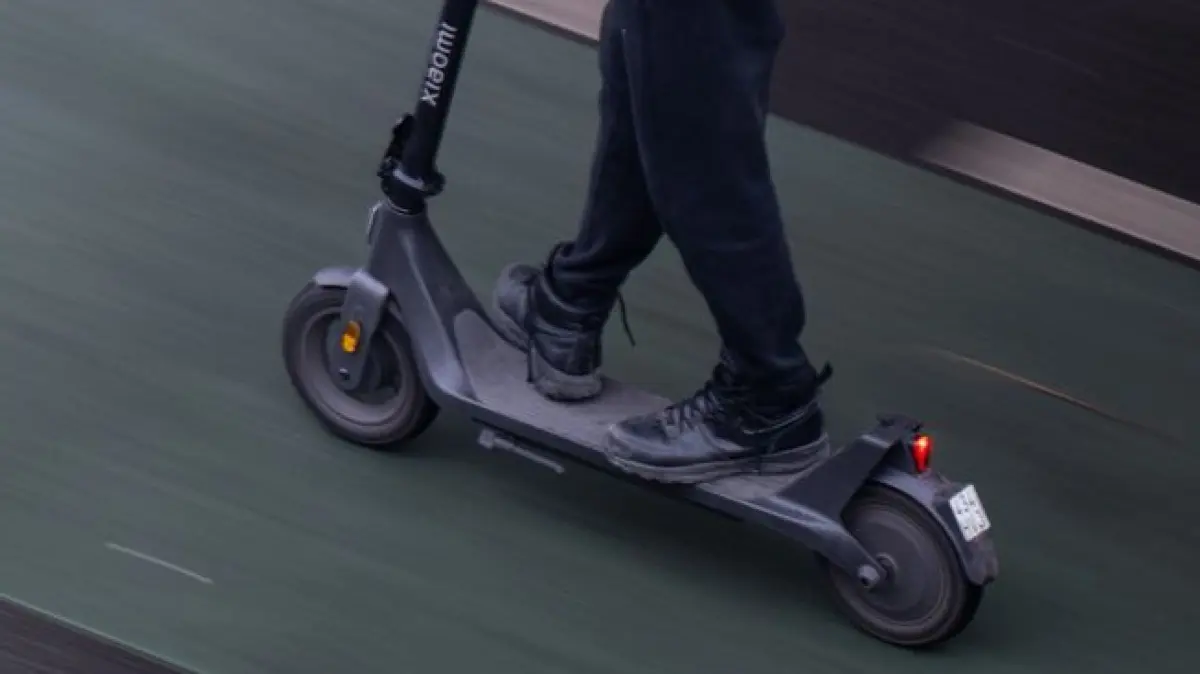 E-Scooter-Fahrer: ARCHIV - 02.05.2025, Berlin: Ein Mann fährt mit einem E-Scooter auf einem Fahrradweg. (zu dpa: «Schüsse auf E-Scooter-Fahrer in Köln – Polizei sucht Täter») Foto: Hannes P Albert/dpa +++ dpa-Bildfunk +++