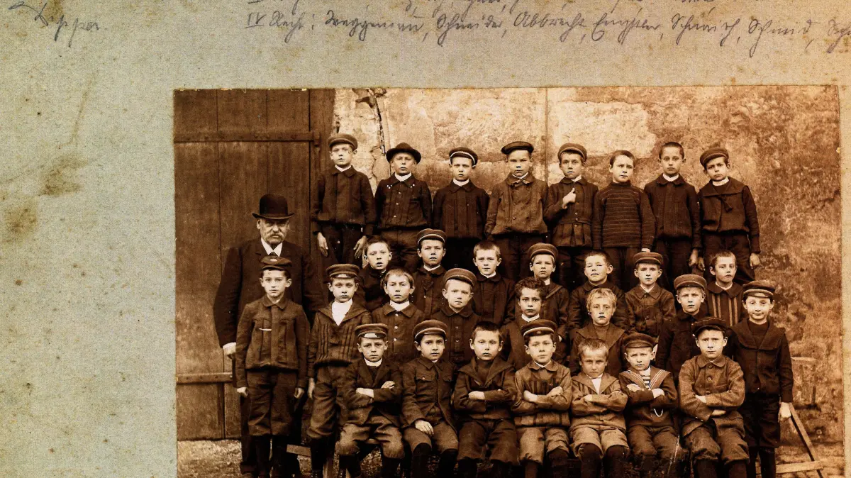 Der Jahrgang 1906/1907 am Esslinger Georgii-Gymnasium: Hans Schimpf sitzt in der ersten Reihe ganz rechts außen.