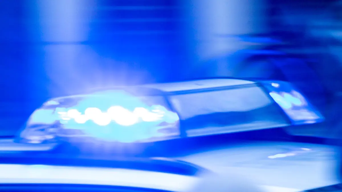 Polizei Symbolbild: ARCHIV - 10.02.2024, Mecklenburg-Vorpommern, Rostock: Ein Streifenwagen der Polizei ist mit Blaulicht im Einsatz. (zu dpa: «88-jähriger Autofahrer stirbt nach Unfall») Foto: Jens Büttner/dpa +++ dpa-Bildfunk +++
