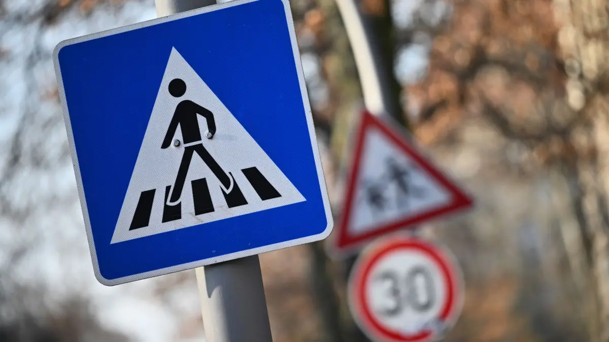 Verkehr - Schilder: PRODUKTION - 20.01.2025, Berlin: Ein Schild weist auf einen Zebrastreifen hin. Im Hintergrund sind Schild für eine 30er-Zone und ein Hinweis auf Kinder. (zu dpa: «Elfjähriger auf Zebrastreifen angefahren und schwer verletzt») Foto: Sebastian Gollnow/dpa +++ dpa-Bildfunk +++