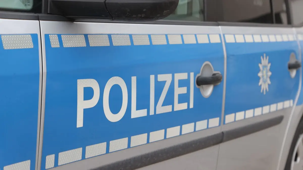 Polizei: ARCHIV - 16.01.2024, Thüringen, Jena: Schriftzug "Polizei" an einem Dienstauto der Thüringer Polizei. (zu dpa: «Auto überschlägt sich – 24-Jähriger leicht verletzt») Foto: Bodo Schackow/dpa +++ dpa-Bildfunk +++
