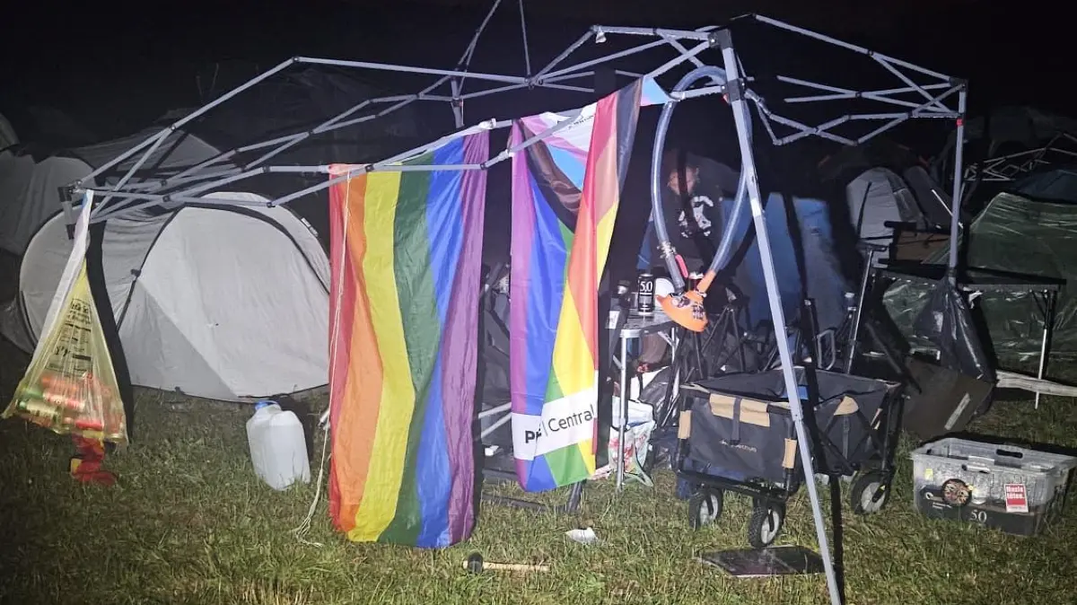 Hat es nach dem Unwetter hinter sich: ein Pavillon auf dem RockXplosion-Campingplatz