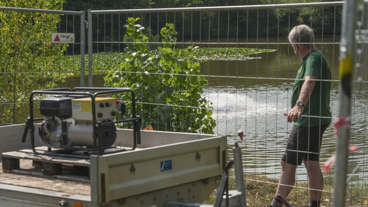 See: Renningen - Damit der Renninger See nicht kippt, hat der 1. Anglerclub Renningen im zweiten Jahr in Folge den See belüftet. Das verhindert eine Algenblüte und sukzessive ein Fischsterben. Das Aggregat stellt die Stadt Renningen zur Verfügung. Im Bild: Dieter Hiemer , 1. Angelverein Renningen