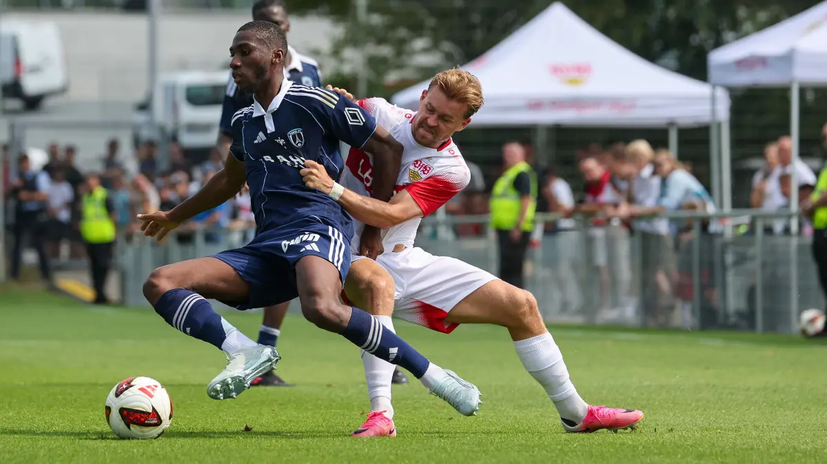 Fußball VfB Stuttgart vs. Paris FC: BAU // 2026.08.01, Deutschland, Stuttgart, Fußball VfB Stuttgart vs. Paris FC, Vincent Marchetti (Paris), Maximilian Mittelstädt (VfB)