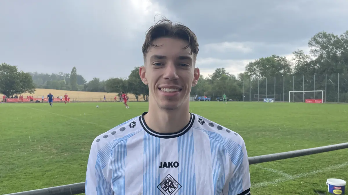 Jack Ross (SC Altbach) bleibt vor dem Tor eiskalt.