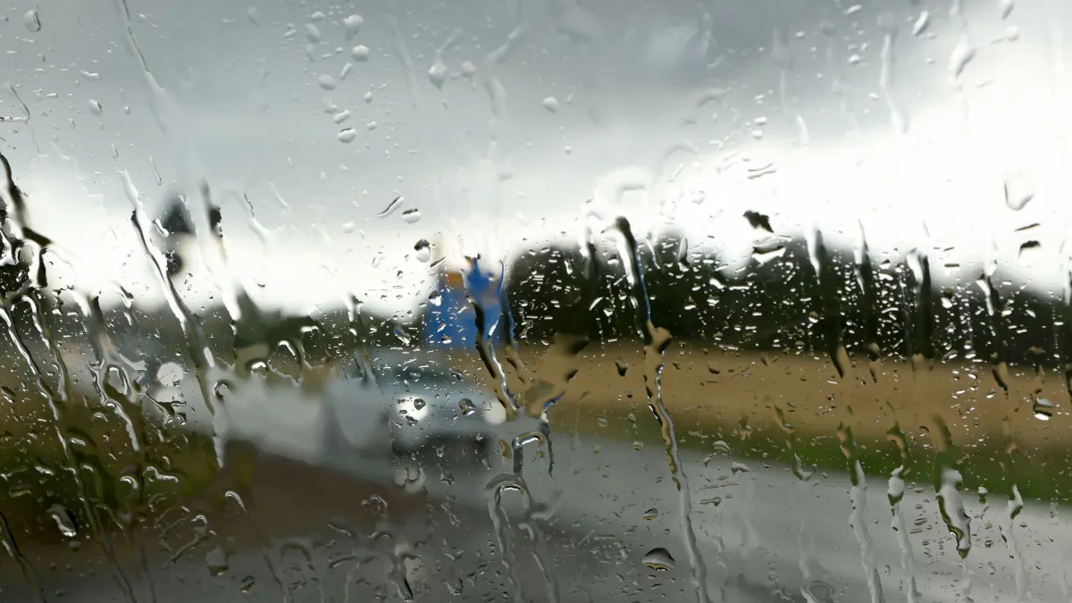 Wetter: ARCHIV - 17.07.2026, Sachsen-Anhalt, Blankenburg: Regenwasser läuft bei einem Gewitterschauer an Frontscheibe eines Autos herunter. Das Unwetter hat in Sachsen-Anhalt nur geringe Schäden hinterlassen. (zu dpa: «Kaum Schäden in Sachsen-Anhalt nach Unwetter») Foto: Matthias Bein/dpa +++ dpa-Bildfunk +++