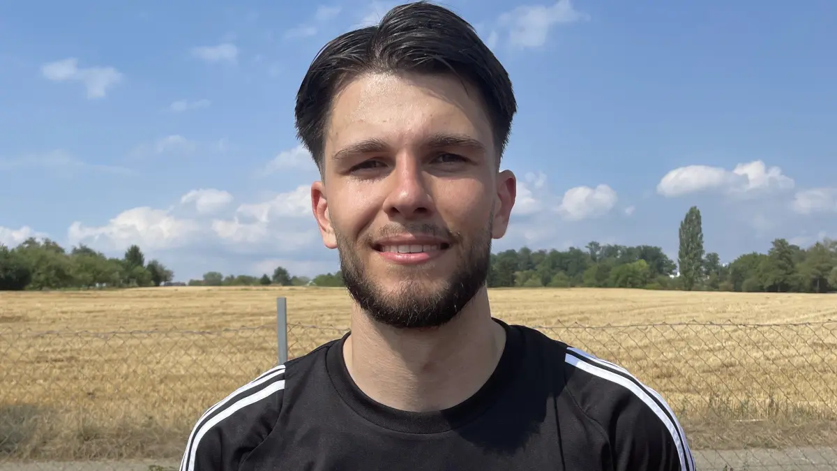 Luka Ivankovic (TV Nellingen) ist kaum vom Ball zu trennen.