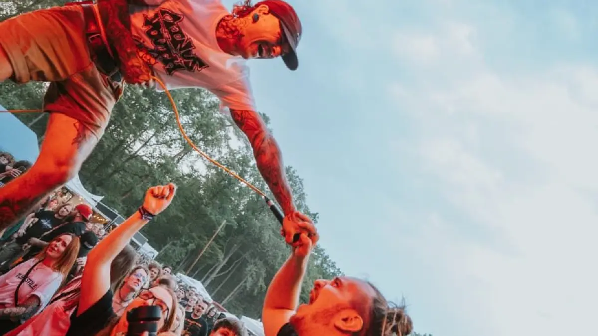Die Bands legen trotz Regen gut los: große Posen schon am Freitag