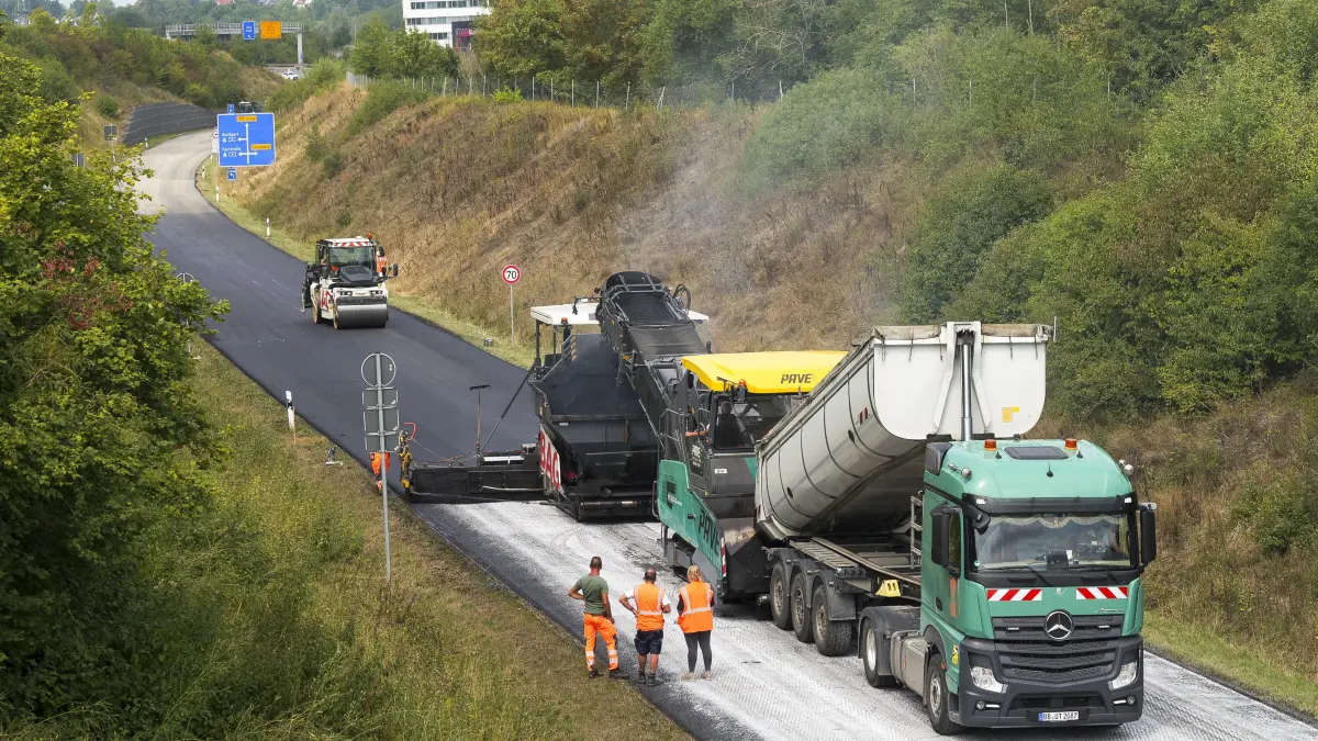 Südtangente: Leonberg - Die Reparaturarbeiten an der Südtangente parallel zur Autobahn A8 hatten bereits am Samstagmorgen begonnen, wobei der alte Belag entfernt und der neue Belag erneuert wurde.