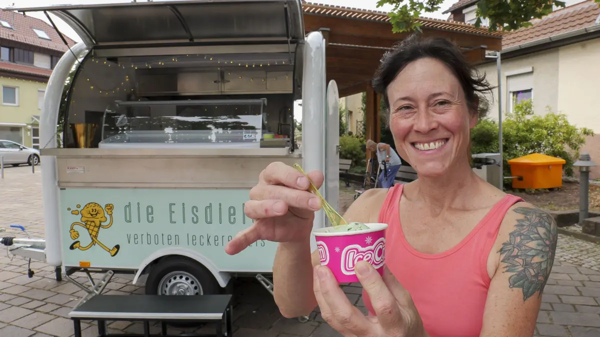 Eisdielerin: Weissach - Christina Kaltenbach hat sich selbstständig gemacht - und verkauft jetzt als "Eisdielerin" in der Region rund um Weissach Eis aus ihrem Eis-Truck.