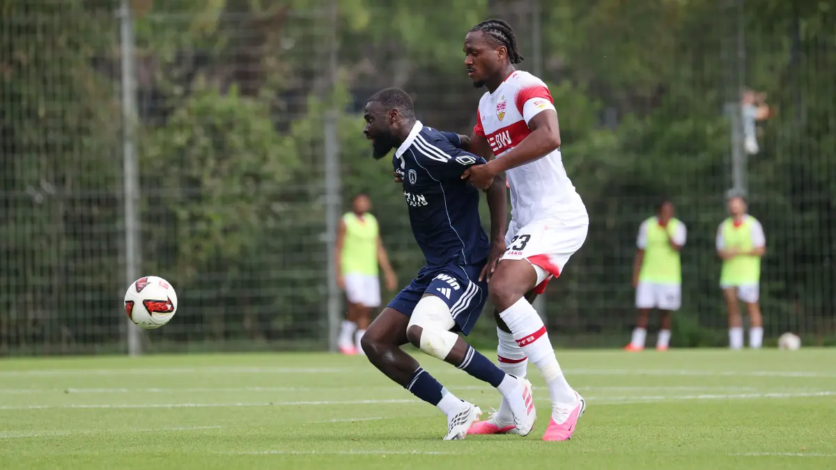 BAU // 2026.08.01, Deutschland, Stuttgart, Fußball VfB Stuttgart vs. Paris FC, v.l. Lassine Sinayoko (Paris), Dan-Axel Zagadou (VfB)