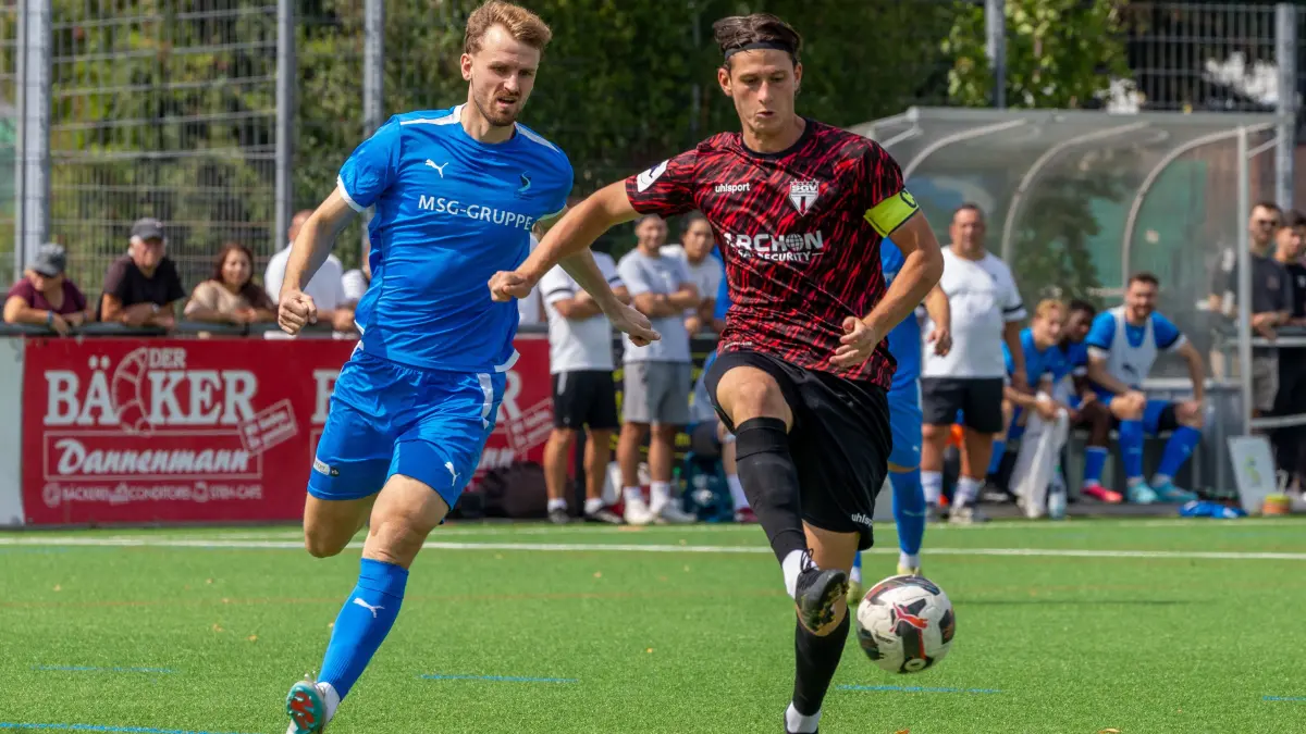 SV Kornwestheim (blau) gegen SGV Heibronn-Freiberg (rot-schwarz) 05 Paul Polauke, Stadion Kornwestheim, Foto: Andreas Essig: SV Kornwestheim (blau) gegen SGV Heibronn-Freiberg (rot-schwarz) 05 Paul Polauke, Stadion Kornwestheim, Foto: Andreas Essig