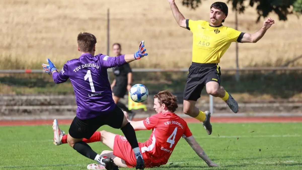 Die Deizisauer Nico Lauber und Joscha Ganter (Nummer 4) verhindern im Halbfinale gegen den FV Plochingen Schlimmeres.