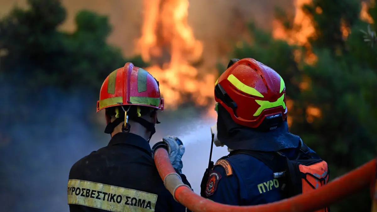 Waldbrände in Griechenland: 02.08.2026, Griechenland, Porto Germeno: Feuerwehrleute sind bei einem Waldbrand in der Nähe von Porto Germeno nordwestlich von Athen. Foto: Michael Varaklas/AP/dpa +++ dpa-Bildfunk +++
