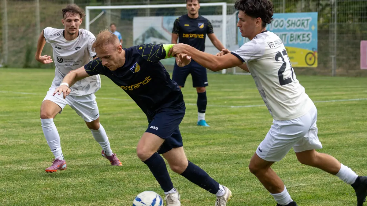 Marcel Sigloch (am Ball) vom TSV Ehningen musste blutüberströmt ausgewechselt werden.