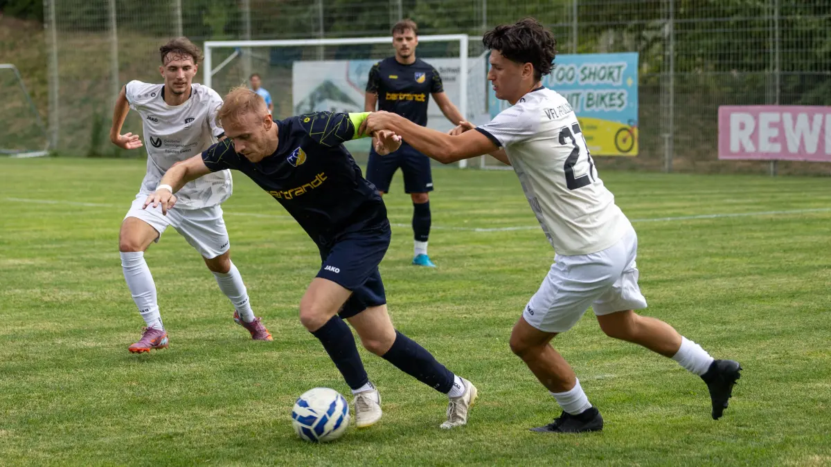 Marcel Sigloch (am Ball) vom TSV Ehningen musste blutüberströmt ausgewechselt werden.