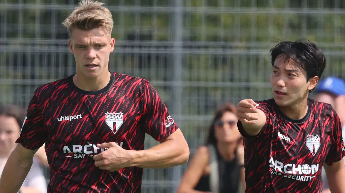 Fußball SV Kornwestheim vs. SGV Heilbronn-Freiberg : BAU // Kornwestheim , Fußball 2. Runde WFV Pokal SV Salamander Kornwestheim vs. SGV Heilbronn-Freiberg , von links: Tino Bradara / Gwangin Lee ( SGV )