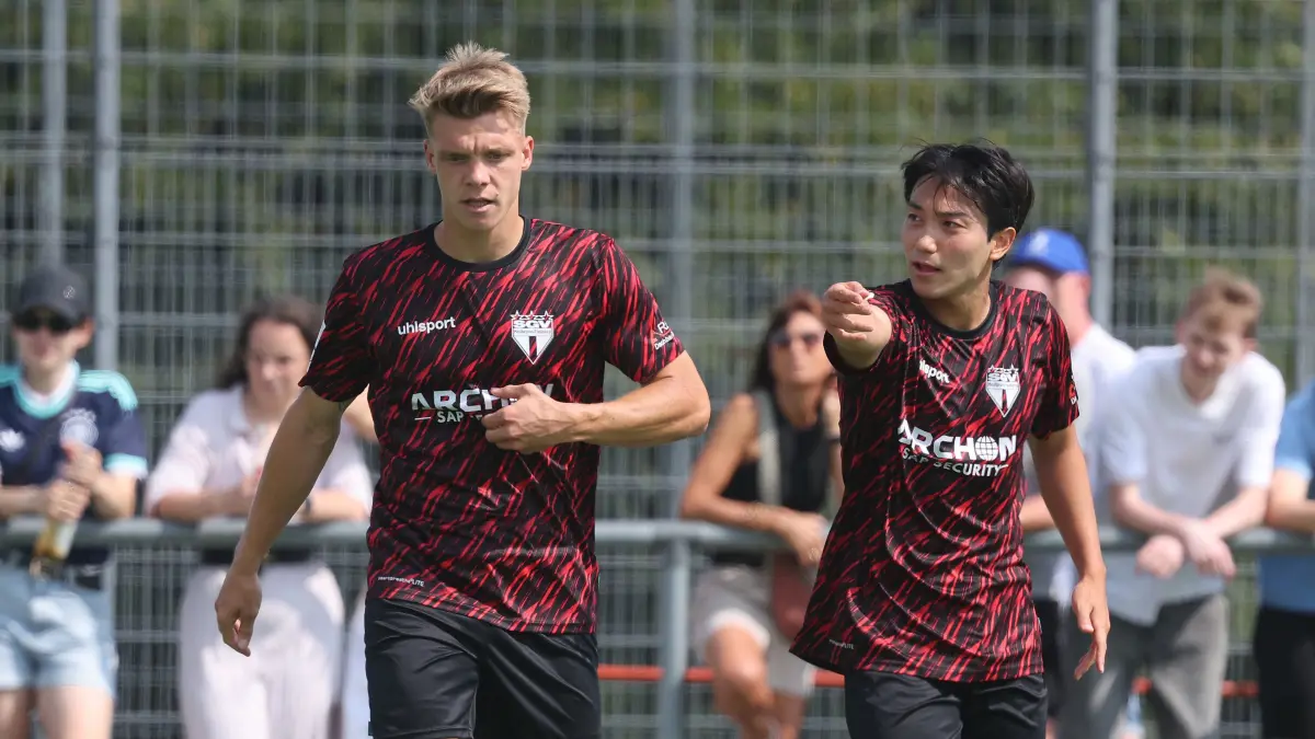Fußball SV Kornwestheim vs. SGV Heilbronn-Freiberg : BAU // Kornwestheim , Fußball 2. Runde WFV Pokal SV Salamander Kornwestheim vs. SGV Heilbronn-Freiberg , von links: Tino Bradara / Gwangin Lee ( SGV )