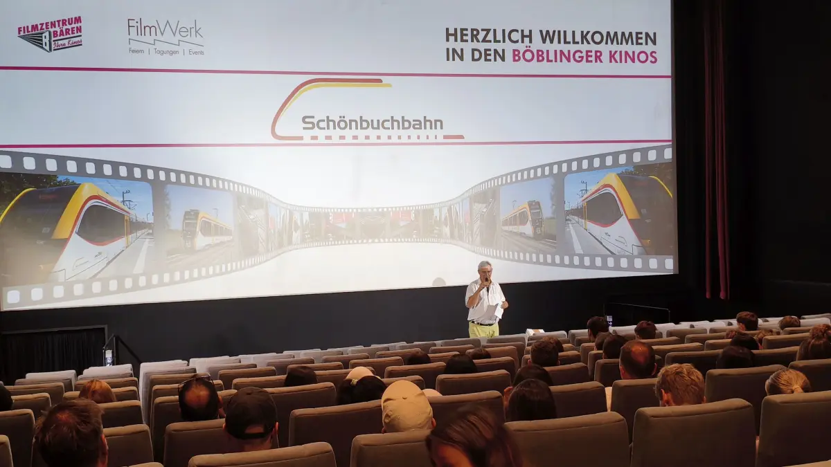Günther Springer, Stellv. Geschäftsführer des Zweckverbandes Schönbuchbahn begrüßt die Jugendlichen zum Kinoabend: Spiderman ,Brand New Day'.