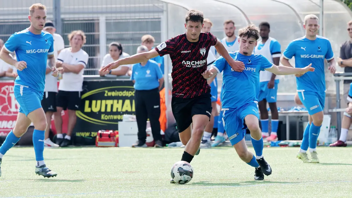 Fußball SV Kornwestheim vs. SGV Heilbronn-Freiberg : BAU // Kornwestheim , Fußball 2. Runde WFV Pokal SV Salamander Kornwestheim vs. SGV Heilbronn-Freiberg , von links: Marius Köhl ( SGV ) / Cedric Schröder ( Korn )