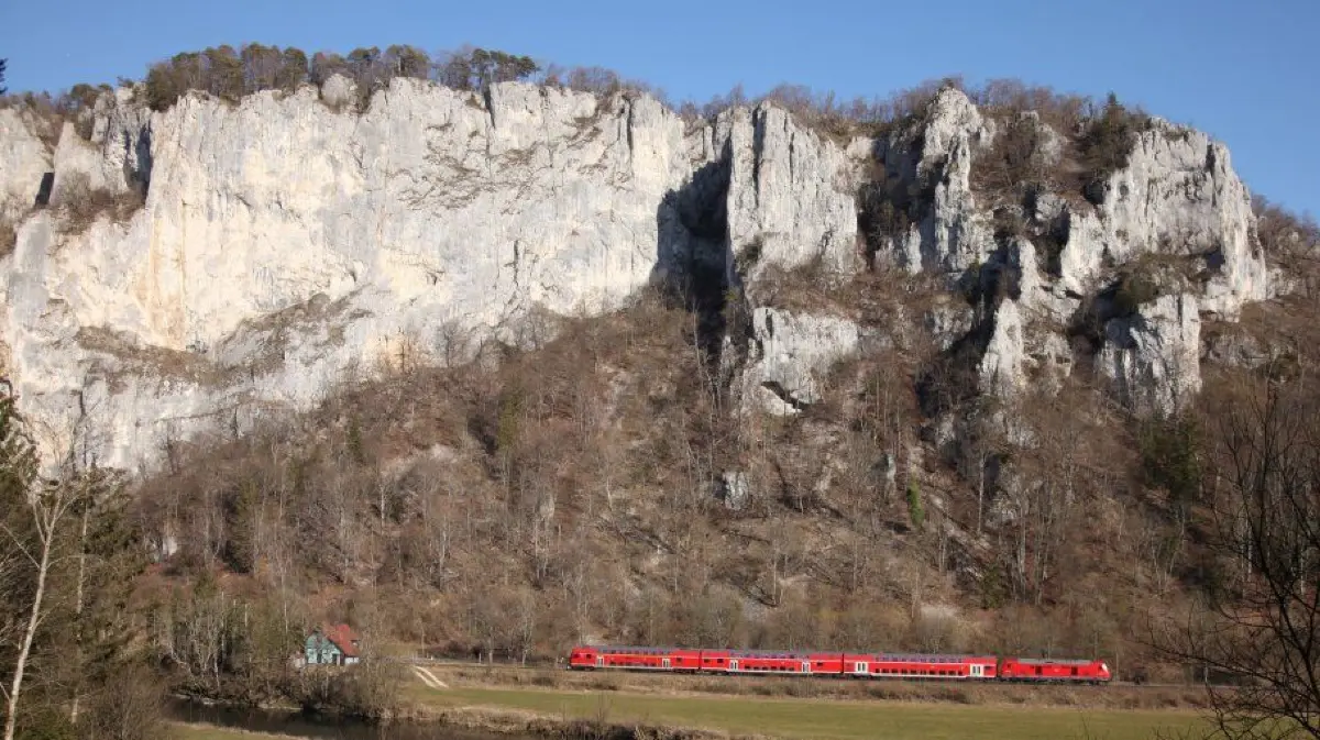 Die Freizeitexpress-Züge führen in attraktive Landschaften - hier durch das Donautal.