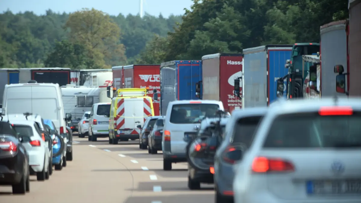 Fahrzeuge haben eine Rettungsgasse gebildet: ARCHIV - 06.09.2021, Sachsen-Anhalt, Netzen: Alle Fahrzeuge auf der linken Spur fahren an den linken Fahrbandrand und die Fahrzeuge auf allen rechts daneben liegenden Spuren weichen nach rechts aus. (zu dpa: «Polizei stoppt Autofahrer in Rettungsgasse») Foto: Soeren Stache/dpa-Zentralbild/dpa-tmn +++ dpa-Bildfunk +++