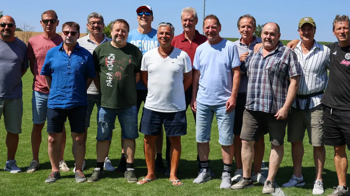 Von links: Claus Munz, Andreas Hämmerle, Volker Zellner, Andre Gauser, Michael Trünger, Jochen Renz, Oliver Anpeche, Jürgen Schuhmann, Siegfried Reichardt, Bernd Keller, Harald Büchle und Thomas Dietsche
Benefizspiel. Darmsheim, Fußball, Sindelfingen
Eibner-Pressefoto /Noah Schubert