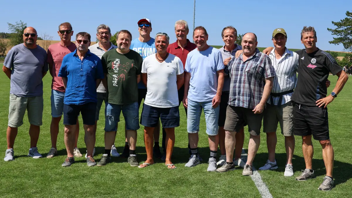 Von links: Claus Munz, Andreas Hämmerle, Volker Zellner, Andre Gauser, Michael Trünger, Jochen Renz, Oliver Anpeche, Jürgen Schuhmann, Siegfried Reichardt, Bernd Keller, Harald Büchle und Thomas Dietsche
Benefizspiel. Darmsheim, Fußball, Sindelfingen
Eibner-Pressefoto /Noah Schubert