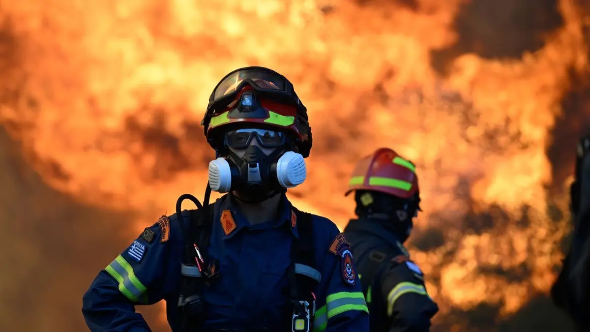 Ein Feuerwehrmann steht vor den lodernden Flammen eines Waldbrands in der Nähe von Porto Germeno, nordwestlich von Athen.