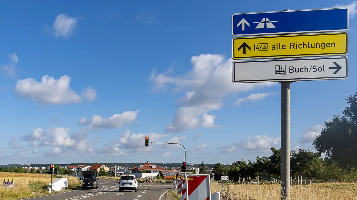 Zur Verbesserung des Verkehrsfluss wird in Holzgerlingen bei der Einfahrt zum Gewerbegebiet Buch/Sol für die aus Tübingen kommende Fahrzeuge eine separate Rechtsabbiegerspur gebaut.
Foto: EIBNER/Duddek