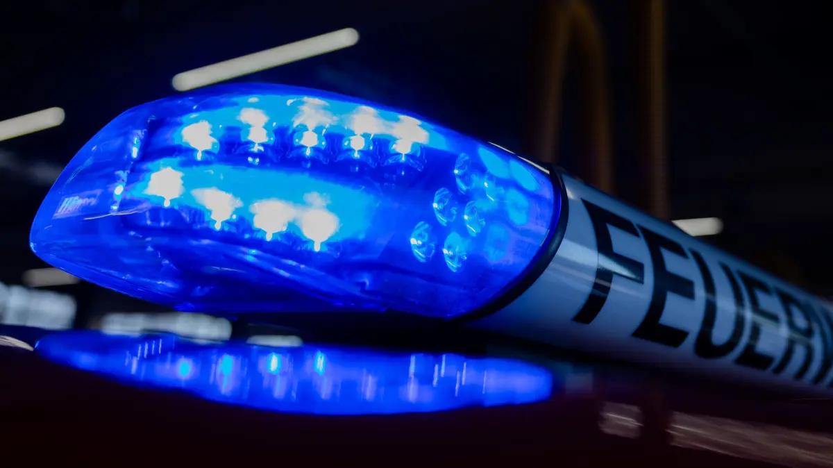 ARCHIV - 11.01.2024, Nordrhein-Westfalen, Leverkusen: Ein Blaulicht leuchtet auf einem Feuerwehrwagen in der Hauptfeuer- und Rettungswache der Feuerwehr Leverkusen. (zu dpa: «Nachbarn und Passanten helfen bei Brand mit eigener Leiter») Foto: Rolf Vennenbernd/dpa +++ dpa-Bildfunk +++