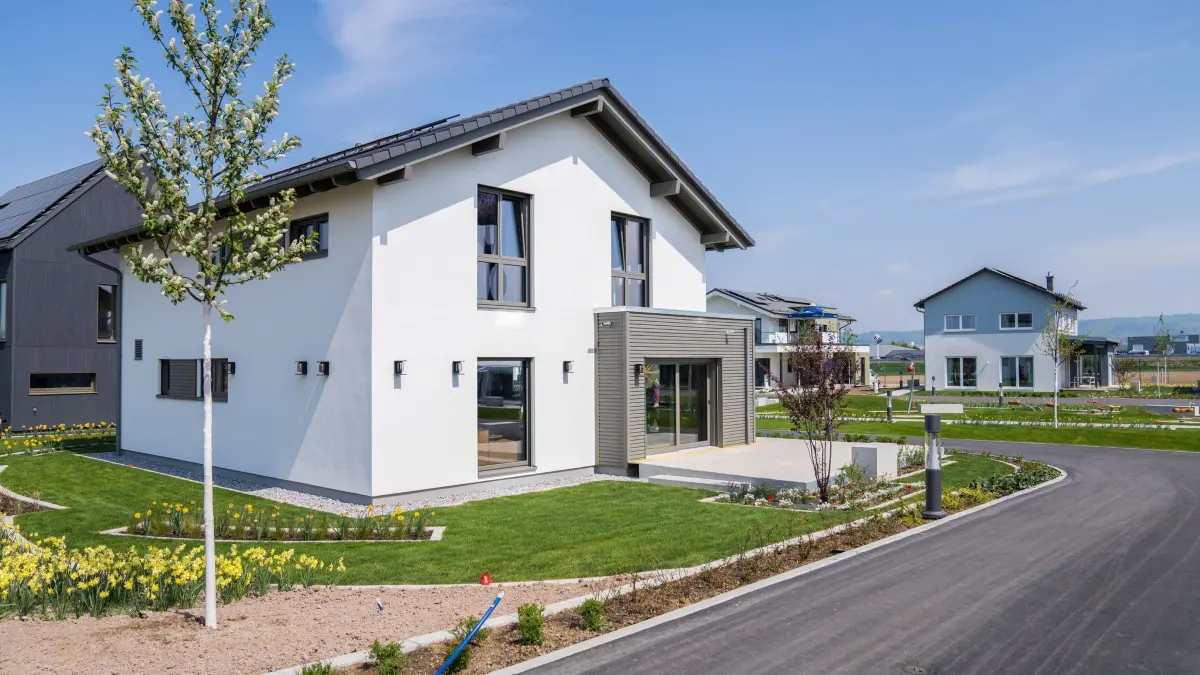 Ein Einfamilienhaus steht an einer Straße: ARCHIV - Ob es der Wunsch nach einem Eigenheim oder einem Kind ist: Es ist immer eine gute Idee, zu hinterfragen, welche Bedürfnisse dahinterstecken. (zu dpa: «Haus, Hochzeit, Kind: Einer will, eine nicht - und nun?») Foto: Benedikt Spether/dpa/dpa-tmn - Honorarfrei nur für Bezieher des dpa-Themendienstes +++ dpa-Themendienst +++