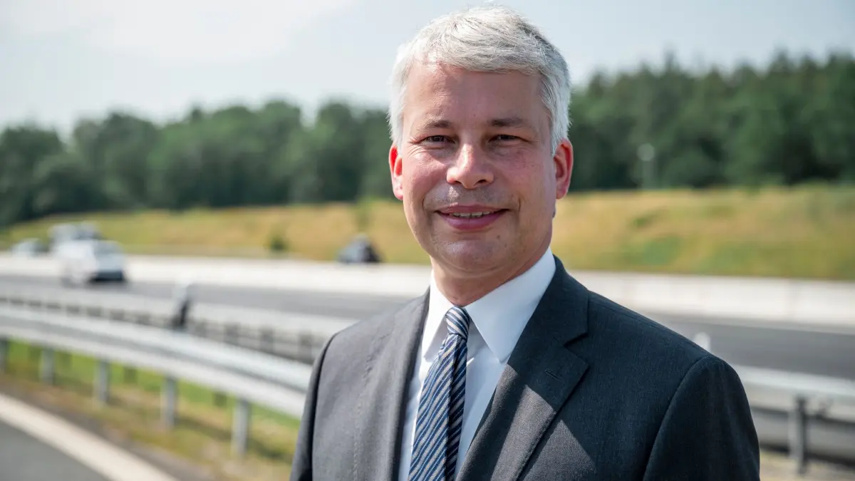 Freigabe A3 nach Ausbau: 03.08.2026, Bayern, Erlangen: Steffen Bilger (CDU), Bundesminister für Verkehr, steht auf der A3. (zu dpa: «Bilger will Infrastrukturmilliarden schnell verbauen») Foto: Daniel Vogl/dpa +++ dpa-Bildfunk +++