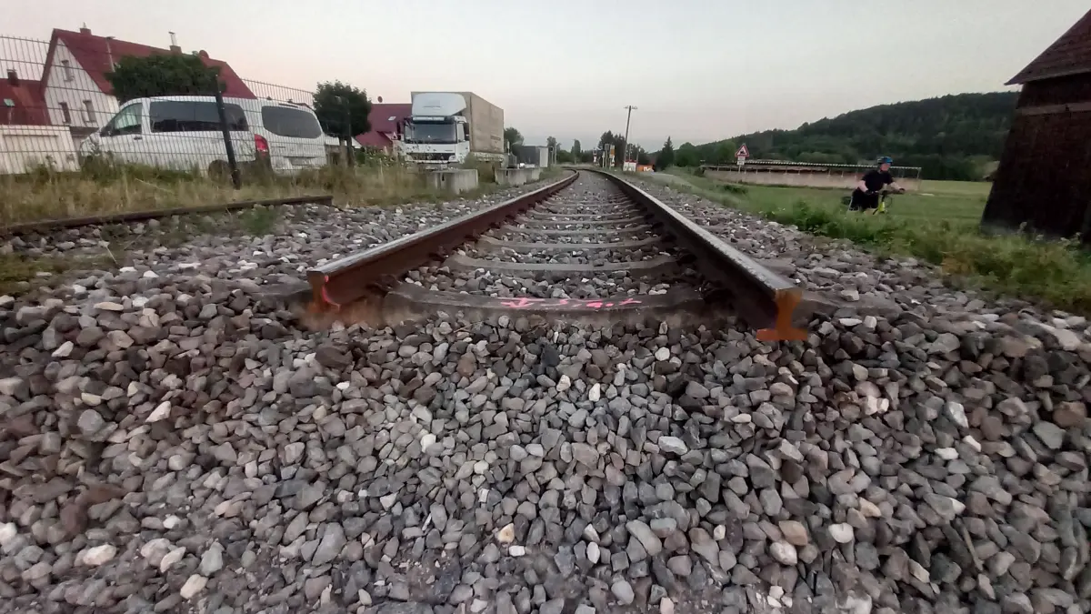 Derzeit rollt kein Zug: Die Strecke der Wieslauftalbahn wird saniert und letzte Schäden der Flutkatastrophe vor rund zwei Jahren werden behoben.