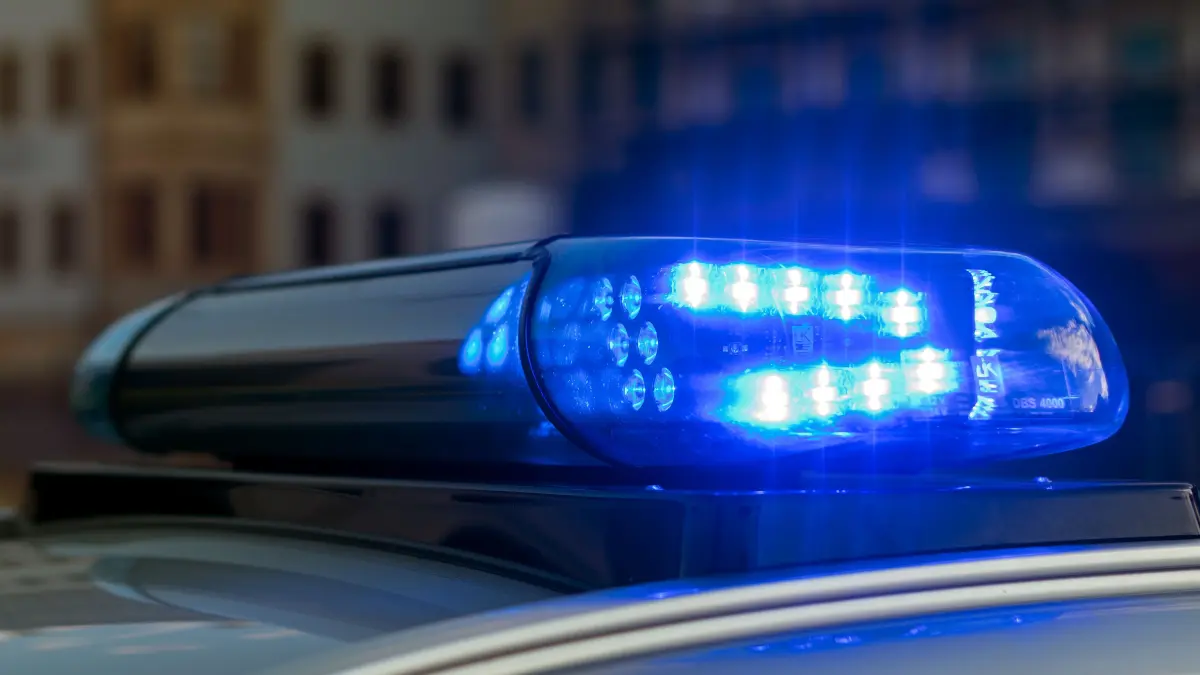 ARCHIV - 30.06.2018, Sachsen, Dresden: ILLUSTRATION - Das Blaulicht auf einem Fahrzeug der Polizei leuchtet in der Dunkelheit. Rund 23 Jahre nach dem Mord an einer Zehnjährigen hat die Polizei einen Verdächtigen gefasst. Der Mann sei am Dienstag in Mühltroff - einem Ortsteil der sächsischen Stadt Pausa im Vogtland - festgenommen worden. (zu dpa «23 Jahre nach Kindermord nimmt Polizei Verdächtigen fest» vom 30.01.2019) Foto: Monika Skolimowska/ZB/dpa +++ dpa-Bildfunk +++ | Verwendung weltweit