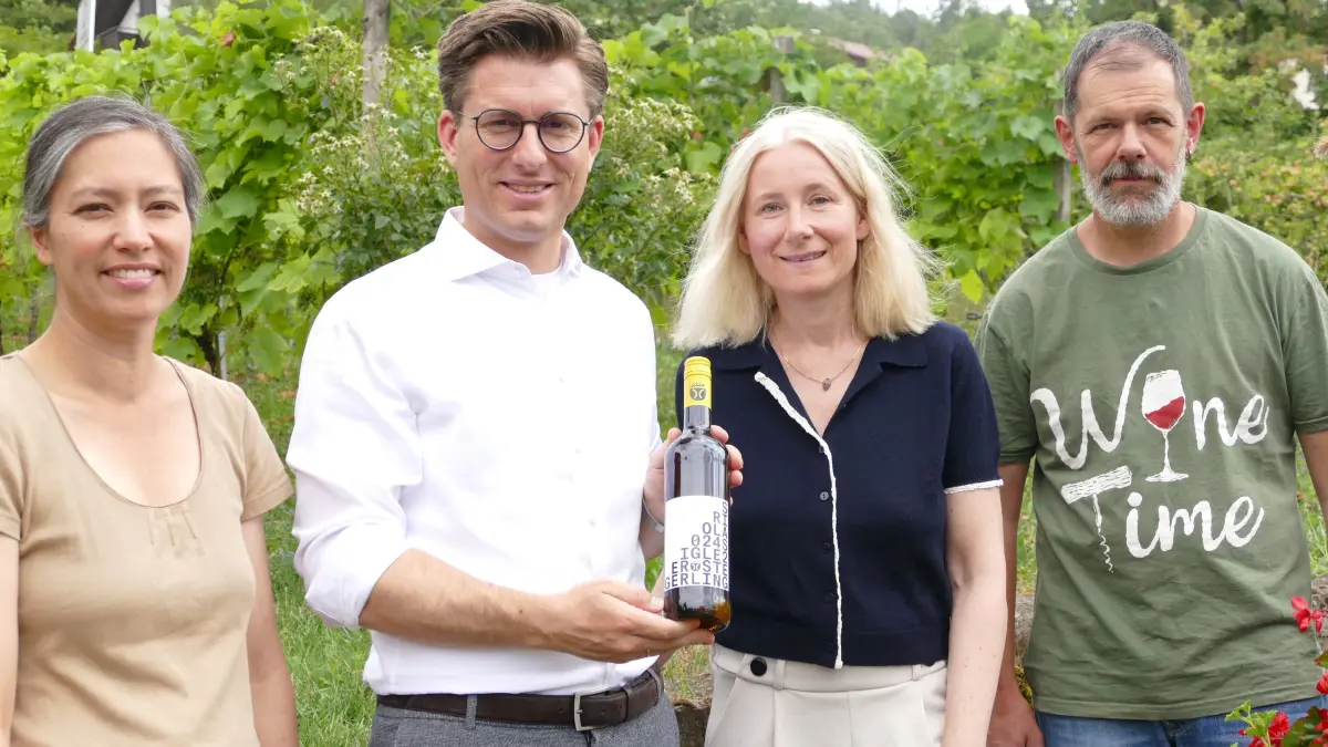 Winzerin Stefanie Volz, Bürgermeister Dirk Oestringer, Hauptamtsleiterin Ulrike Hoffmann-Heer und Winzer Michael Volz (v.li.) im kommunalen Weinberg "Steigle" in Gerlingen.
