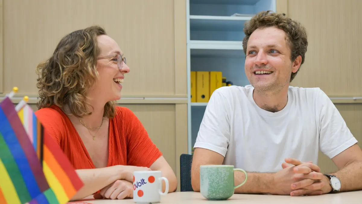 Im Rathaus , Liebespaar: Stuttgart, Im Rathaus Gegner, zu Hause ein Liebespaar & Eltern von zwei Kindern: Lucia Schanbacher und Fabian Reger sitzen in unterschiedlichen Fraktionen (er Grüne, sie SPD). Wie funktioniert das im Alltag, streiten sie ständig über Politik?