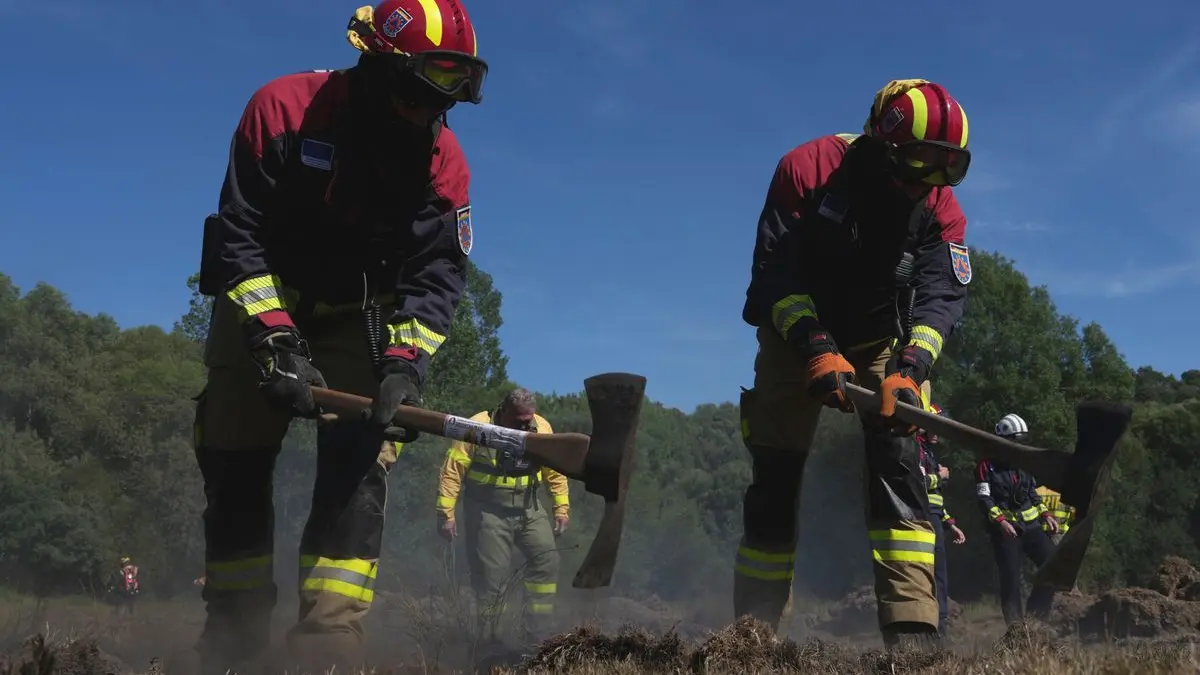 Einsatzkräfte verschiedener Feuerwehren aus Nordrhein-Westfalen unterstützen die Brandbekämpfung im Waldbrandgebiet im Biosphärenreservat Los Ancares Leoneses.