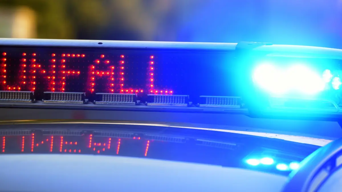 Polizei sichert Unfallstelle: ARCHIV - 12.06.2017, Bayern, Günzburg: Auf einem Polizeifahrzeug warnt eine Leuchtschrift vor einer Unfallstelle. (zu dpa: «Mann fährt gegen Stromverteilerkasten - ohne Führerschein») Foto: Stefan Puchner/dpa +++ dpa-Bildfunk +++