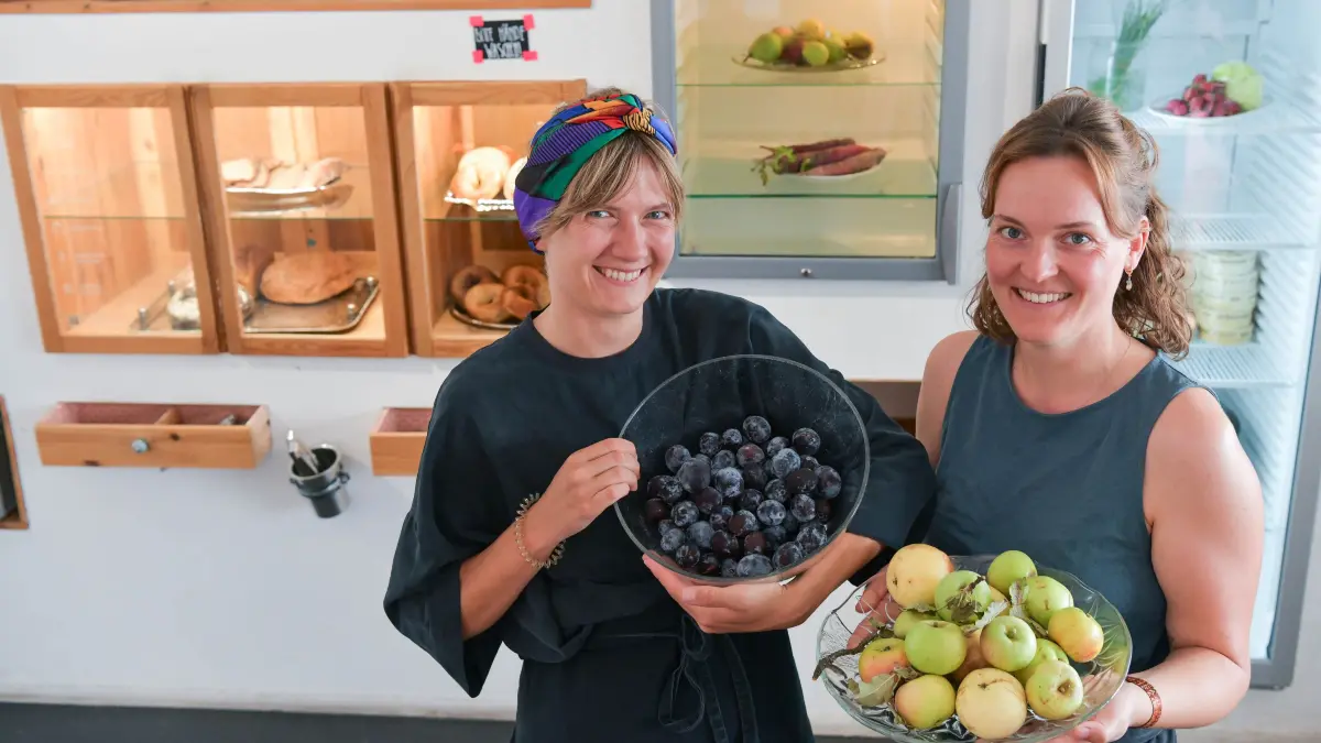 Foodsharing, Raupe: Stuttgart, Viele Gartenbesitzer spenden dem Foodsharing-Café Raupe Immersatt ihre überzählige Ernte - was sie damit machen
Im Bild: Katrin Scherer, Vera Köhler(Äpfel)