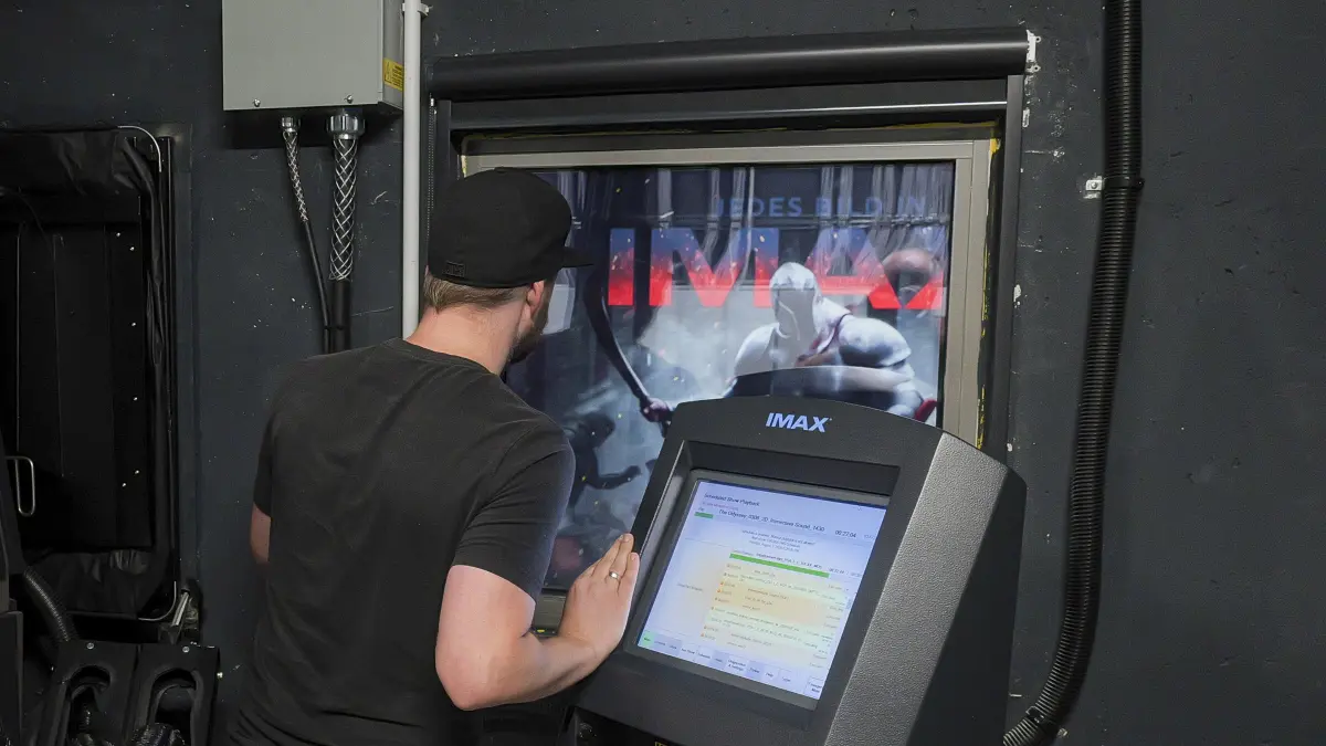 IMAX: Leonberg - Der Traumpalast in Leonberg ist nur eins von 16 IMAX-Kinos in ganz Deutschland, hat die größte IMAX-Leinwand der Welt. Dort läuft gerade mit großem Erfolg "Die Odyssee" - allerdings trotzdem nicht mit genau den technischen Voraussetzungen, die Regisseur Christopher Nolan vorgesehen hat. Gespräch mit Theaterleiter Simon Wegener über Kinotechnik und ganz besondere IMAX-Filme.